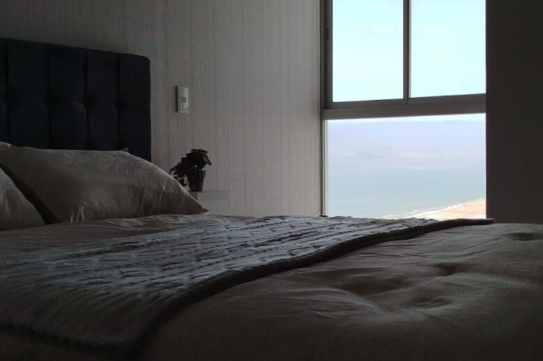 HABITACIÓN PRINCIPAL CON CAMA QUEEN CON BAÑO PRIVADO Y CLOSET