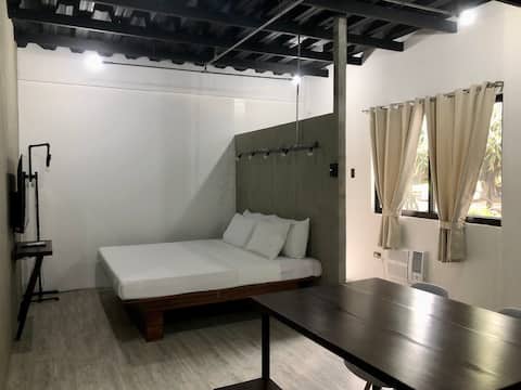103 Studio w/ Kitchen, WiFi, Netflix, Pool Access