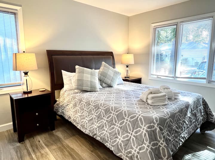 Საწოლი 152 × 203 სმ გულმკერდით.  Შეფუთვა და თამაში ინახება კარადაში 