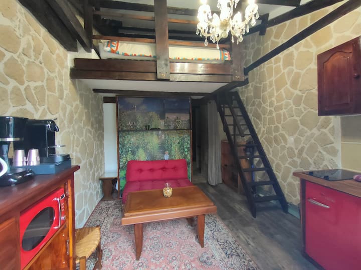 Პირველი სართულის დუპლექსის სტუდიო მოწესრიგებული პირველი სართულის საწოლით