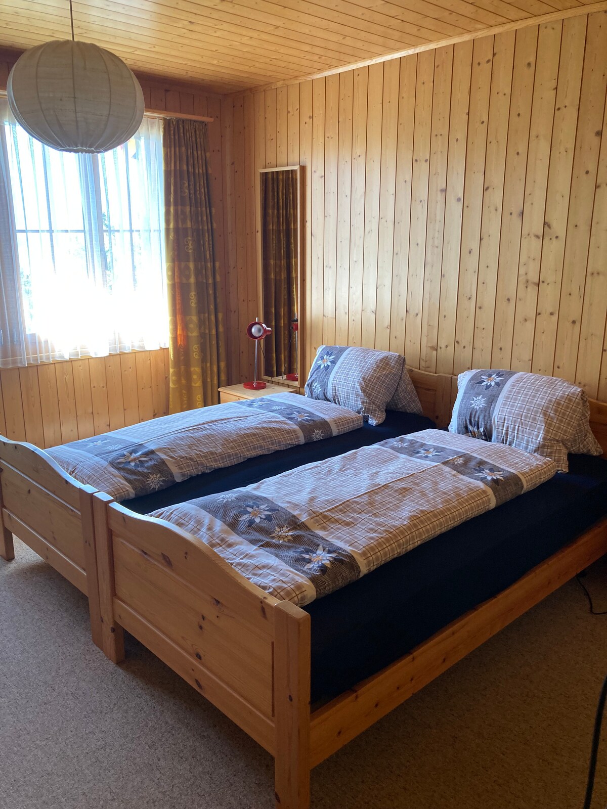 Dhomë gjumi me 2 krevate tek