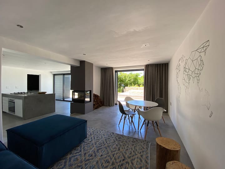 Отворете всекидневната, студиото и спалното помещение, които могат да бъдат разделени и затъмнени от завеси. Големите плъзгащи се врати правят просторни и светли. Спалните системи с 2 блока (blocshop.co.za) ви позволяват да създадете рай за матраците за още двама гости