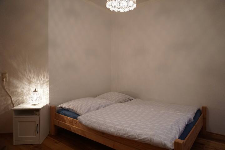 Gemütliches Schlafzimmer mit 1,6m x 2m Bett. Bettwäsche und Handtücher werden bereitgestellt.