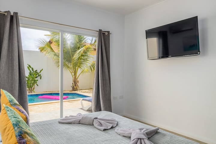 Chambre n ° 2 - Lit queen size, vue sur la piscine et salle de bain attenante.