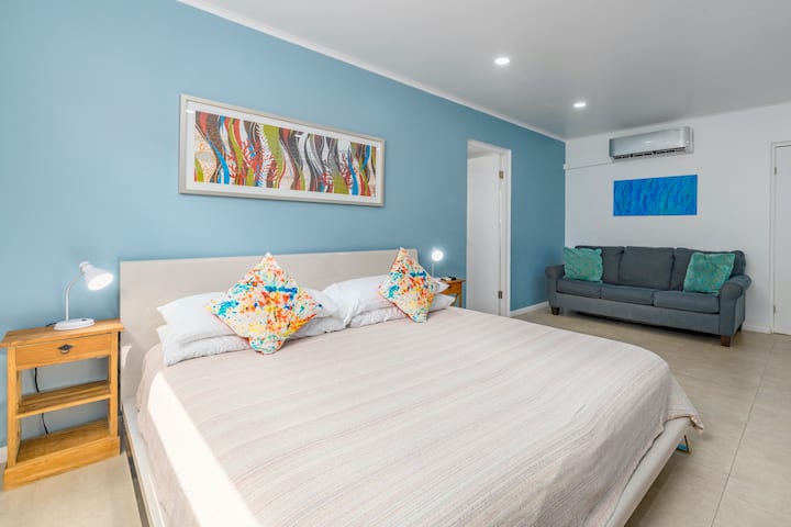 Chambre n ° 1 - Chambre principale avec salle de bain attenante et un canapé-lit.
Super espace pour une famille avec des enfants. Confortable et spacieux - parfait pour se détendre à la fin d'une journée à la plage.