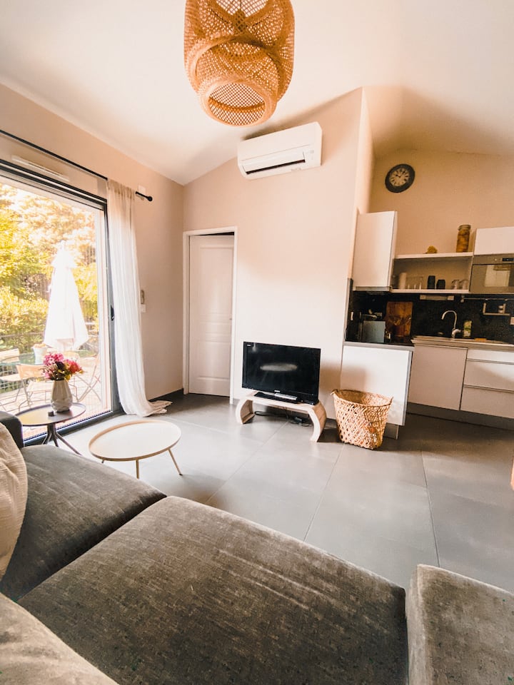 Salón, Tv con freebox, aire acondicionado reversible, acceso a la terraza de la piscina