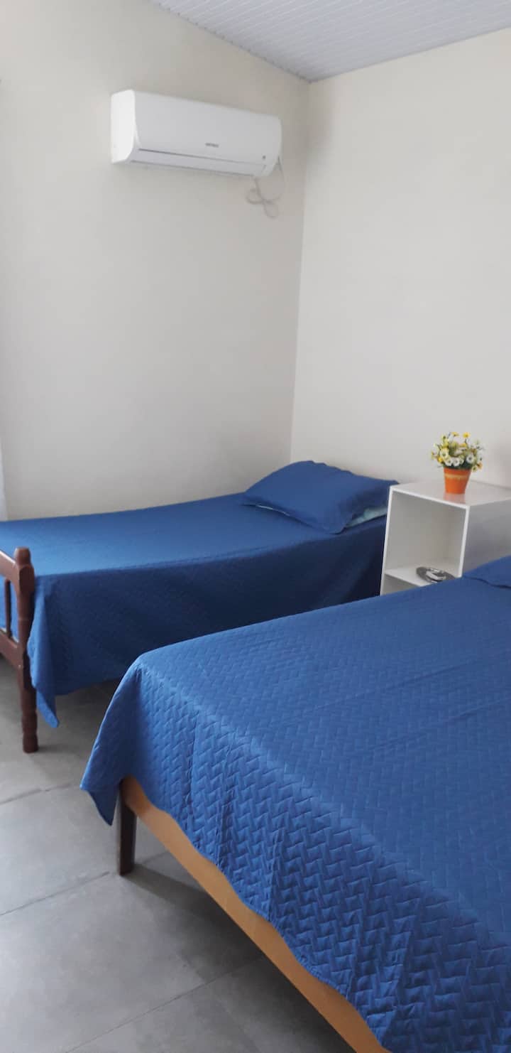 מיטה זוגית אחת (עם מזרן)
01 מיטת יחיד (עם מזרן)
01 מזרן זוגי נוסף
2 מזרנים בודדים נוספים 