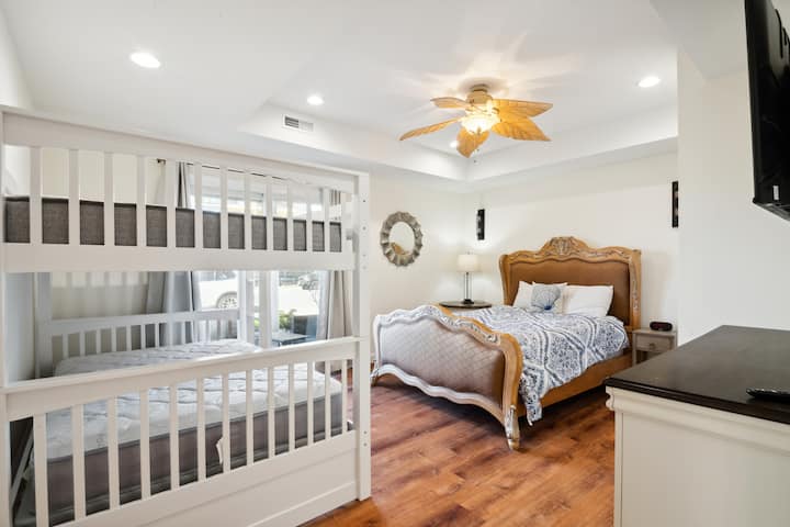 חדר שינה 6 - קומה ראשונה עם מיטת קווין סייז ומיטות קומתיים (שתי המיטות המלאות) טלוויזיה עם מסך שטוח