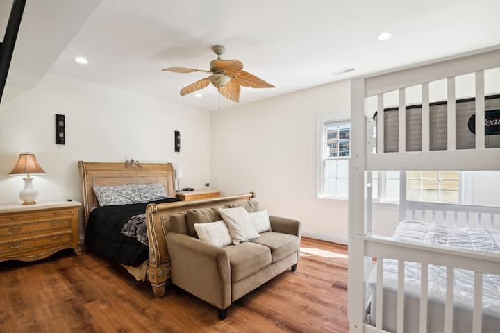 חדר שינה 5 - קומה ראשונה - מיטת קווין סייז ו - BunkBeds (שתי המיטות המלאות). טלוויזיה עם מסך שטוח