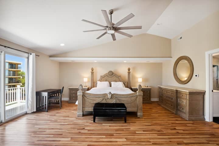 חדר שינה ראשי גדול - עם סיפון וטלוויזיה עם מסך שטוח