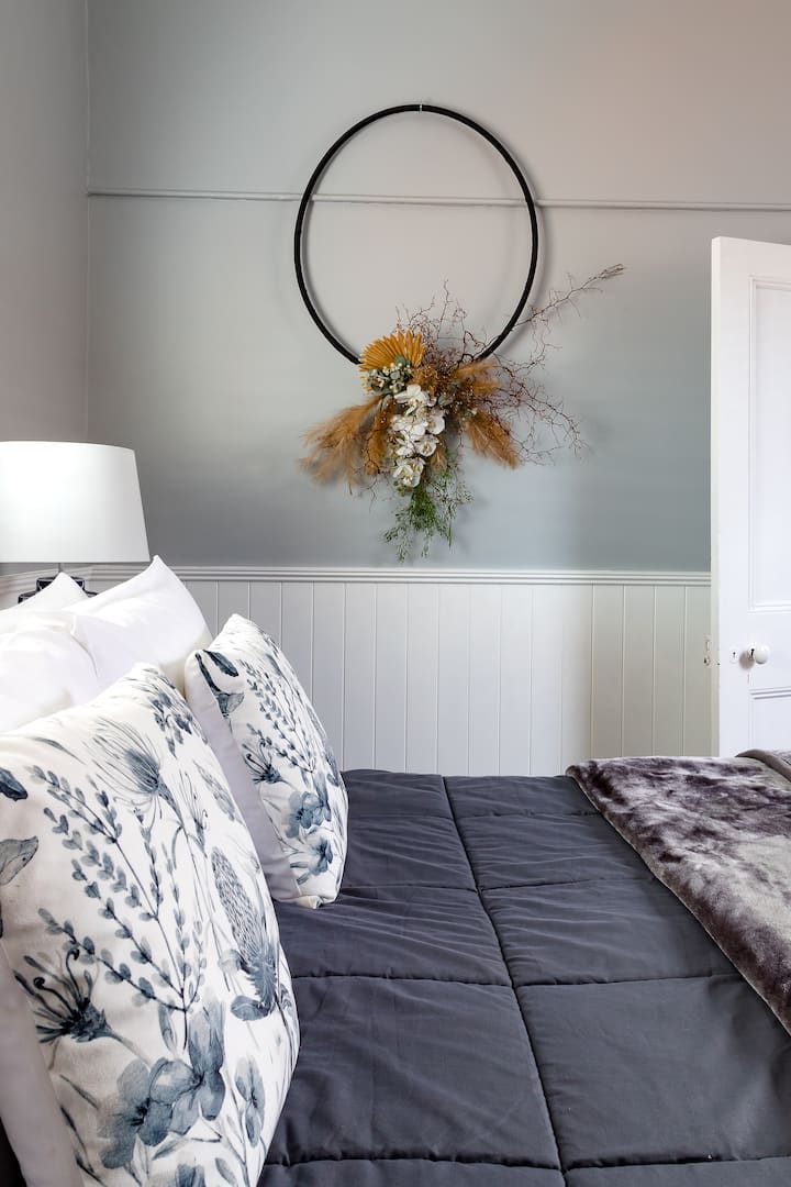 第二间标准双人床卧室详情。 窗户也是双层玻璃