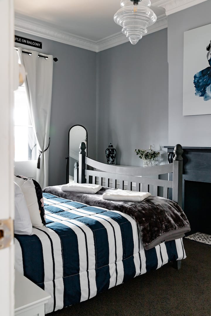 主卧室设有通往前阳台的原始法式门。 双层玻璃门就在外面