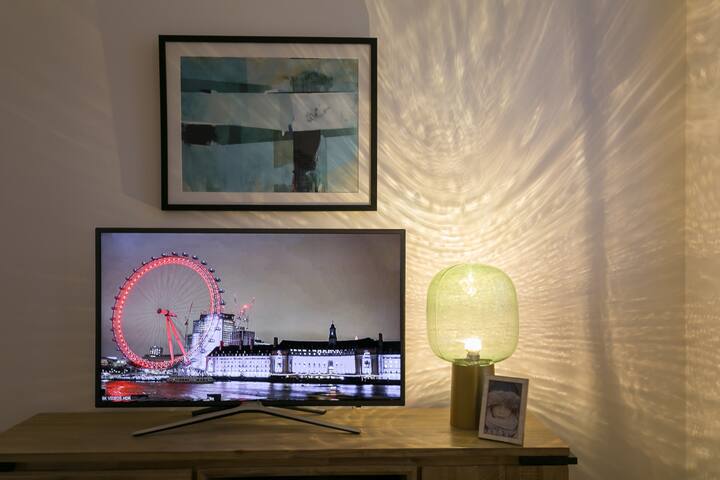 Stylish 2BR flat w/ open-plan living &kitchen gallery image 2