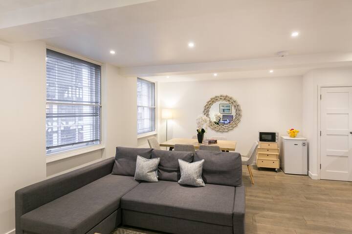 Stylish 2BR flat w/ open-plan living &kitchen