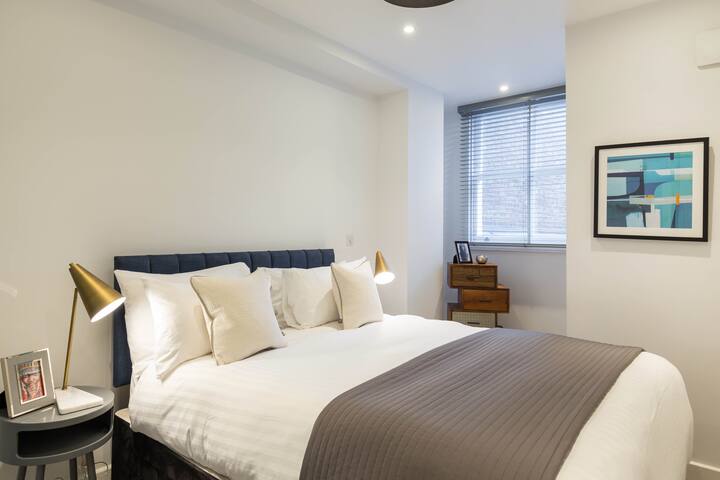 Stylish flat near Soho w/ private terrace gallery image 2