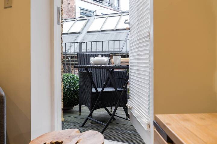 Stylish flat near Soho w/ private terrace gallery image 5