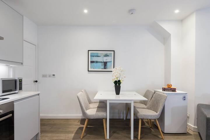 Stylish flat near Soho w/ private terrace gallery image 3