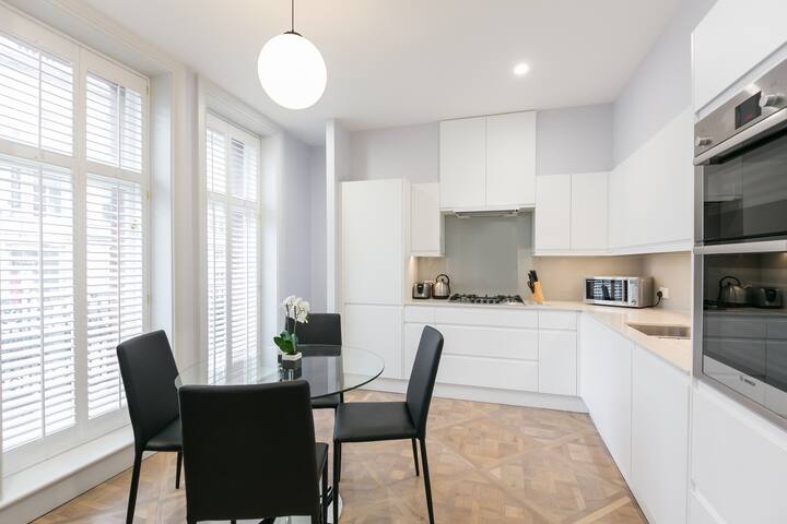 Soho retreat w/ full kitchen & elevator gallery image 3