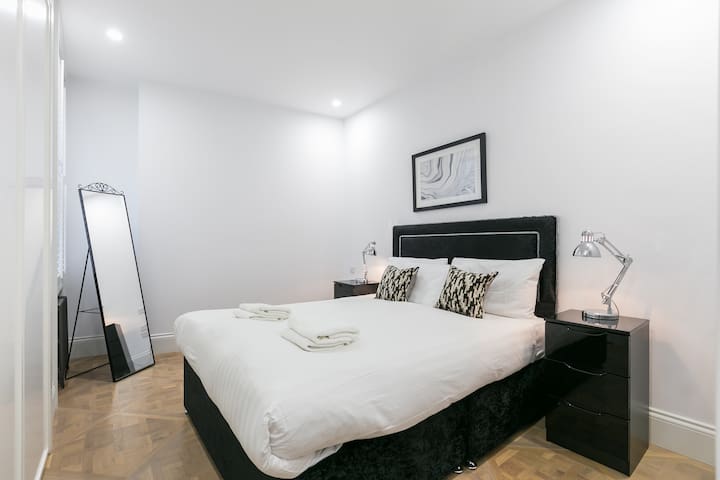 Soho retreat w/ full kitchen & elevator gallery image 2