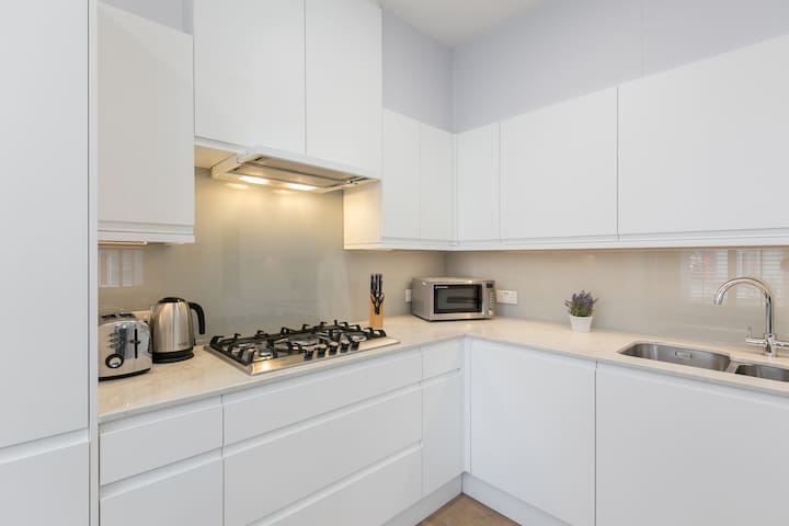 Modern 2BR near Covent Garden w/ elevator access gallery image 2