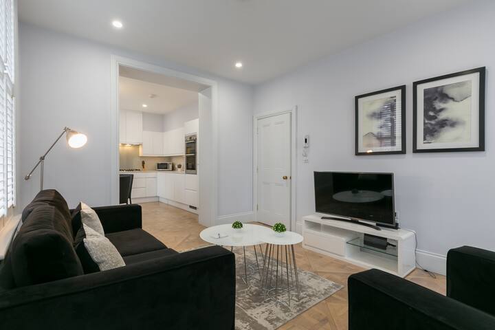 Modern 2BR near Covent Garden w/ elevator access gallery image 5