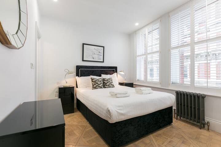 Modern 2BR near Covent Garden w/ elevator access gallery image 3