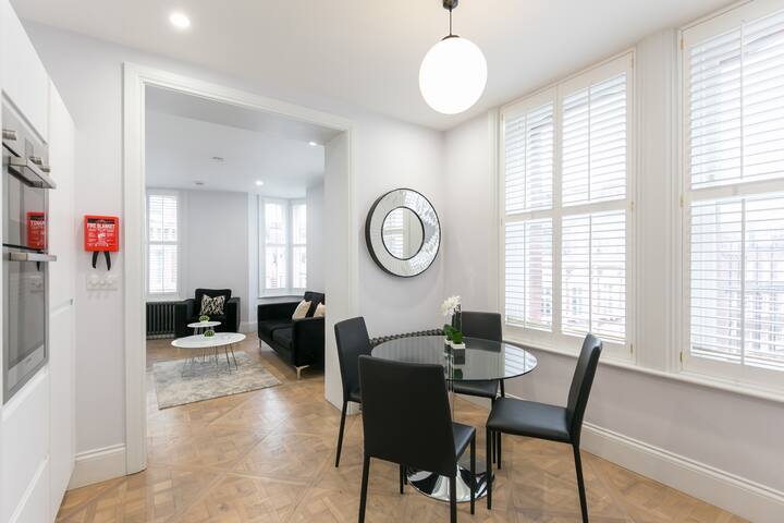 Modern 2BR near Covent Garden w/ elevator access gallery image 4