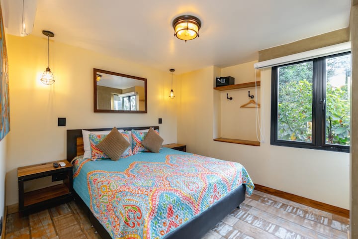 Bedroom #4 - Queen size bed - AC