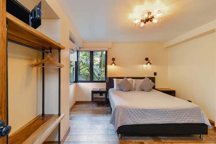 Bedroom #1 - Queen size bed - AC