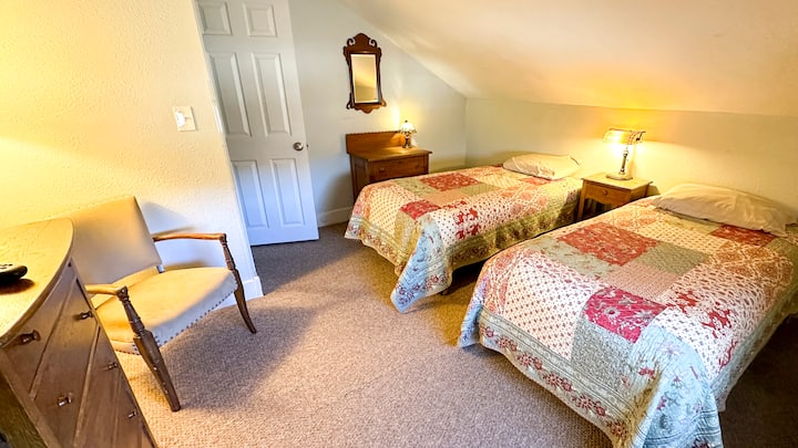 „Verde Valley Room“ არის ზემოთ მდებარე მთავარი საძინებელი ტყუპი საწოლებით, 2 ანტიკვარული კომოდითა და ბრტყელეკრანიანი ტელევიზორით საკაბელო და DVD ‑ დამკვრელით.
