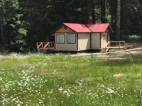 Historical Hunter's Cabin in Terrace -Pet Friendly