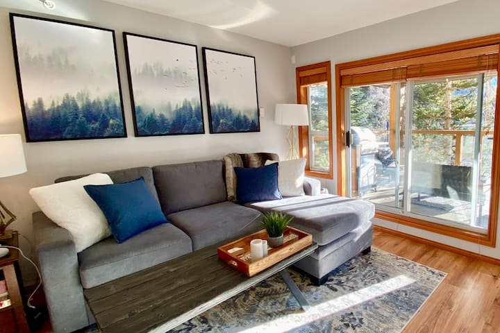 Cozy Townhouse With Private Hot Tub & Free Parking