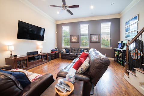 Top Airbnb: Beautiful 3 Story Townhome - Downtown Dallas in Main Street District