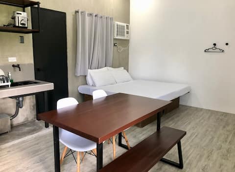 (D) Studio w/ Kitchen, WiFi, Netflix, Pool Access