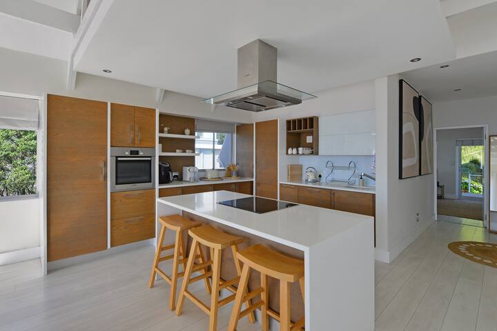 Penthouse with 180° Sea Views & Private Deck gallery image 5