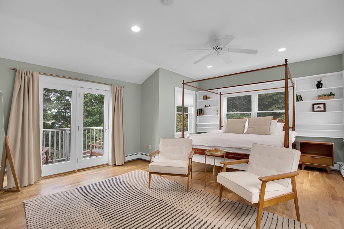 Dormitorio principal con cama tamaño king y balcón con vistas al patio