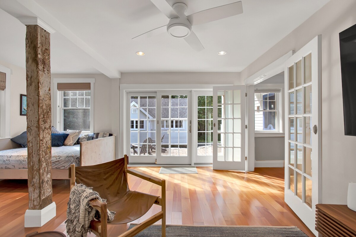 Las puertas francesas se abren al patio trasero de la sala de estar.