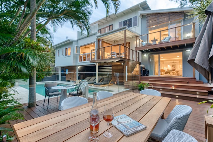 Coast Along – Heated Pool, Walk to Beach & Cafe