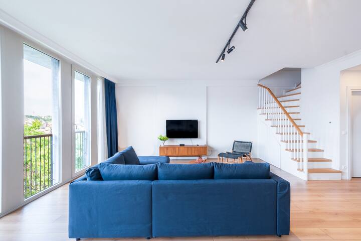 Homie Suites | 2br Duplex Penthouse w terrace #M09 gallery image 4