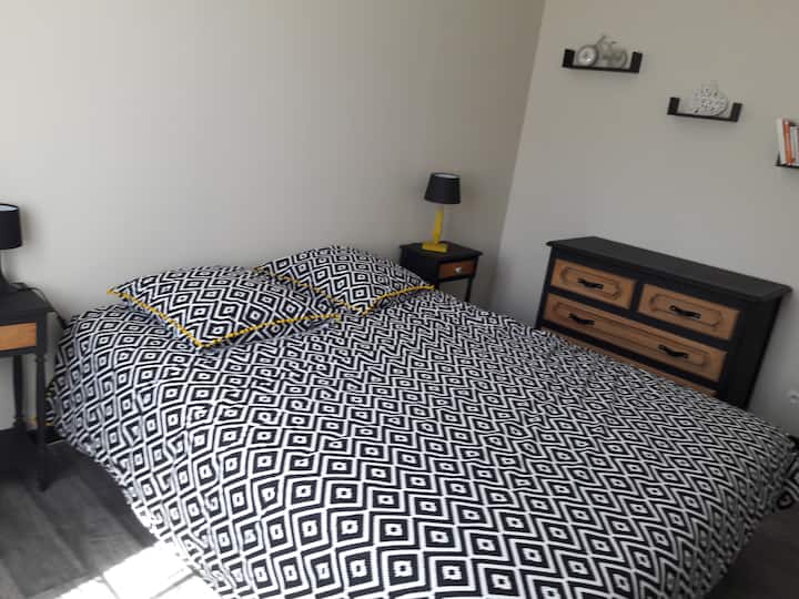 深色房间，床为160 * 200