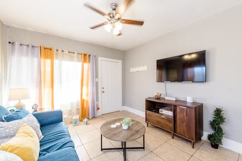 The Comfi Coral - Large 1 Bedroom Studio || Unit A