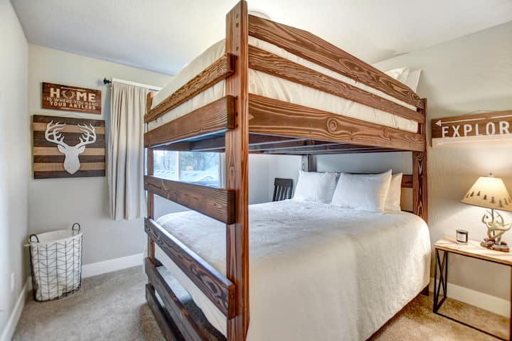 Spálňač.2: Dve poschodové postele veľkosti Queen