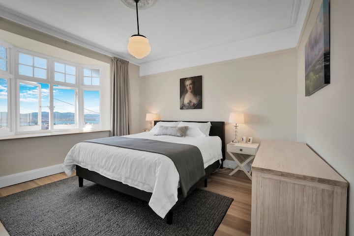 ห้องนอนใหญ่พร้อมวิวแม่น้ำเดอร์เวนท์