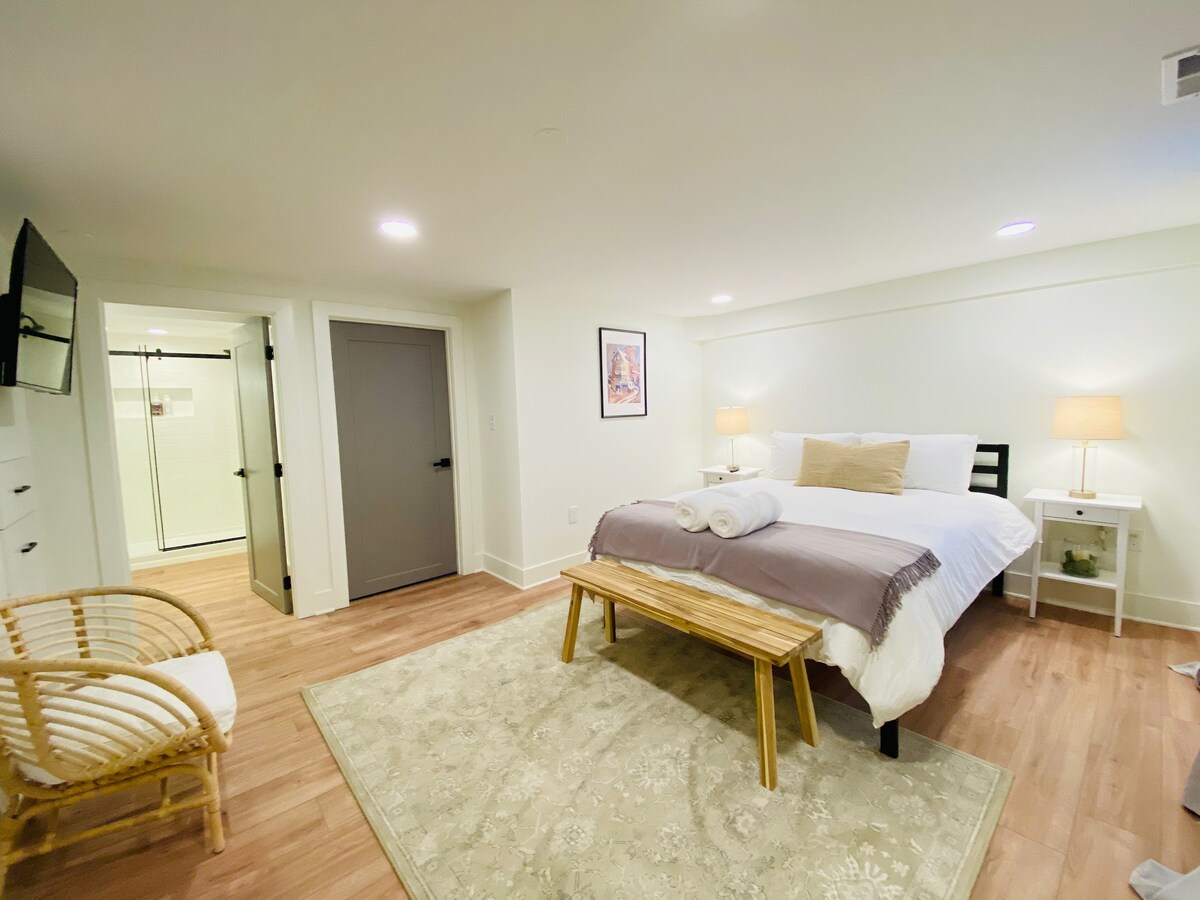 La suite del sótano es tranquila y espaciosa. Con una cama tamaño queen, cortinas opacas, televisor inteligente de 40pulgadas, un vestidor con portaequipajes y un almacenamiento incorporado. También hay un baño en suite que hace de este un lugar de ensueño para descansar la cabeza.