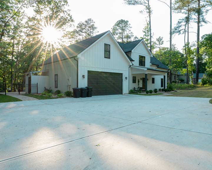 Lake house w/ a pool and Pickleball court - South Carolina