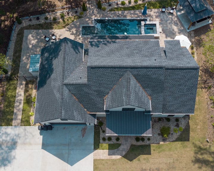 Lake house w/ a pool and Pickleball court - South Carolina