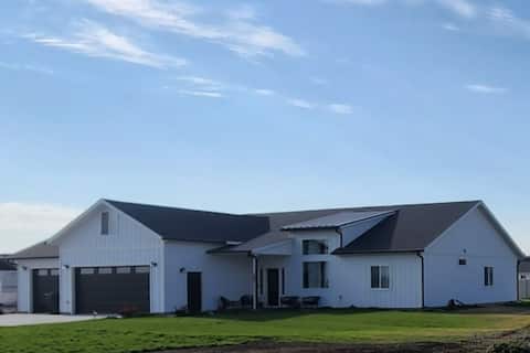 5 bedroom* Dillon,MT Modern*VIEWS*