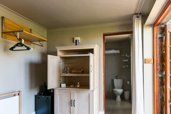 เครื่องทำน้ำเย็นส่วนตัวเครื่อง Nespresso และสถานีกาแฟสำหรับวันเข้าพักของคุณ