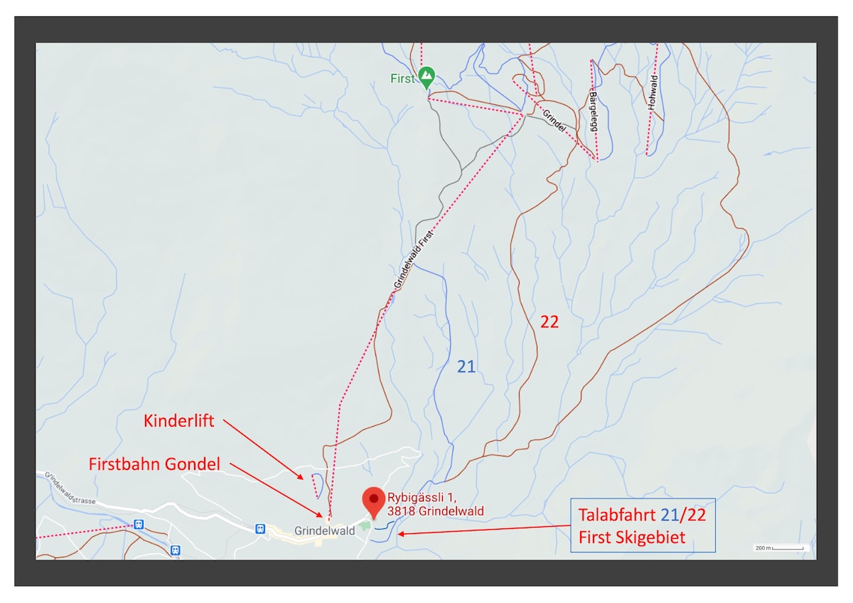 A detailed map displays the surrounding area of Grindelwald, indicating key locations such as the Firstbahn Gondel and Kinderlift. The paths for the Talabfahrt 21/22 of the First Skigebiet are highlighted. Important landmarks are labeled for easy navigation.