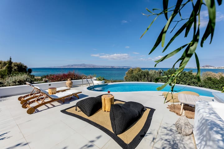 Villa ‘Blue’ a unique escape from reality 10 pax